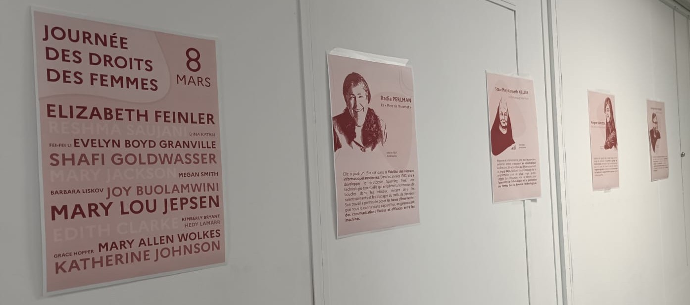 Affiches lors de l'exposition "Les pionnières qui ont marqué l'histoire du numérique" collées le long d'un mur.
