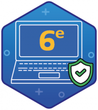 Cette image est un badge hexagonal bleu à l'intérieur duquel est représenté un ordinateur avec la mention "6ème". Un blason vert avec un coche de validation est ajouté par dessus.