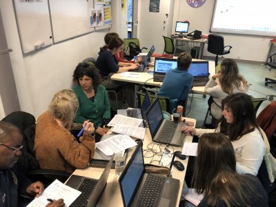 Des enseignants construisent en équipe des parcours sur la plateforme de e-éducation Éléa