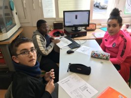 Cette image montre que les élèves sont impliqués dans leur travail.