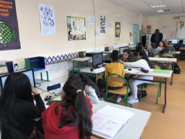 Cette image montre l'enseignant qui passe entre les groupes et change de posture face aux élèves.