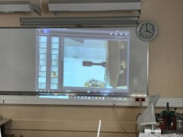 Cette image illustre le fait que l'utilisation d'un parcours Éléa n'empêche pas la projection au tableau de certains éléments et des phases de travail collective.