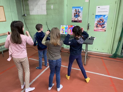 Ce visuel montre 4 élèves entrain de faire le travail sur une chorégraphie.