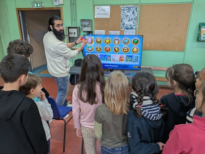 Ce visuel montre l'enseignant entrain de présenter le jeu Mario Kart aux élèves.