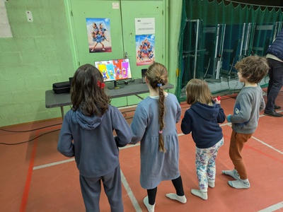 Ce visuel montre 4 élèves entrain de faire une partie de Just Danse
