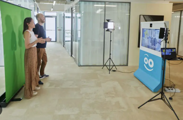 Cette image montre deux enseignants entrain d'enregistrer une vidéo face au Rapidmooc. Derrière eux, un fond vert.